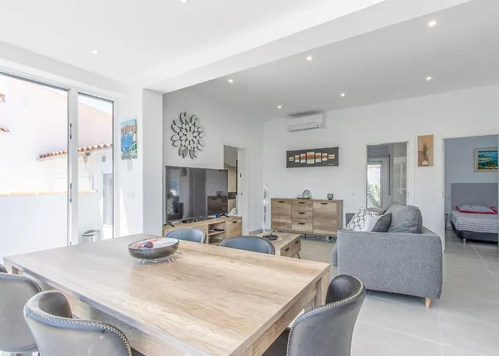 Girones By Interhome Roses